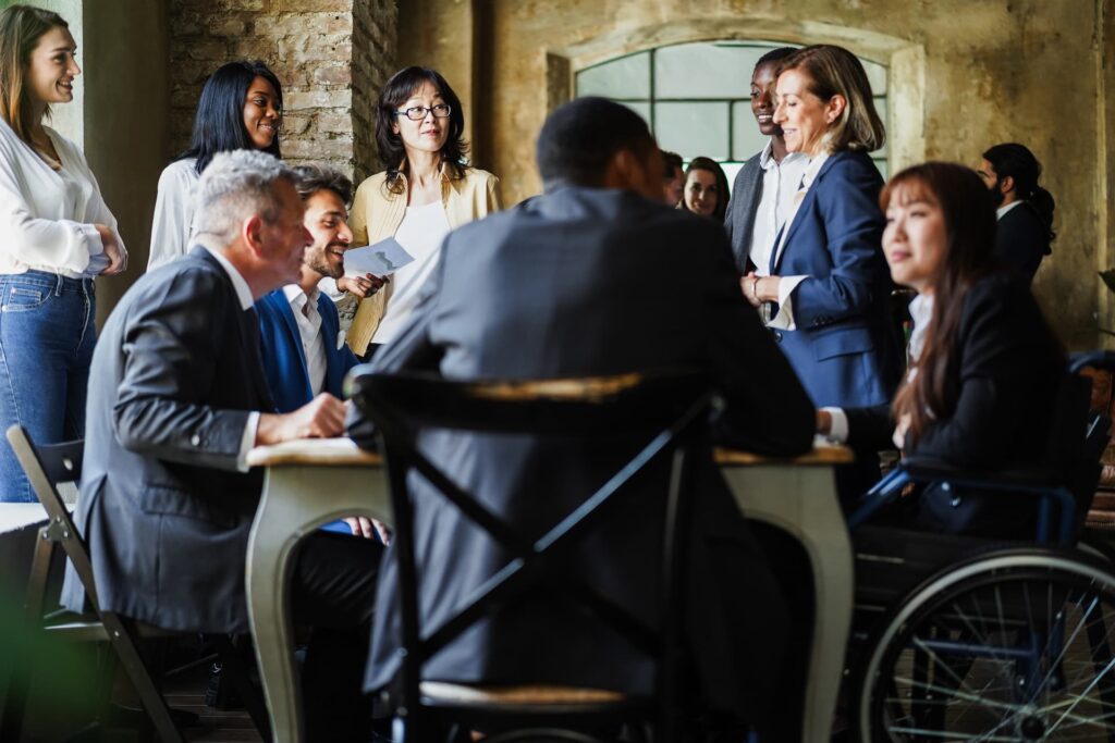 Adhérents réunis autour d’une table lors d’une assemblée générale d’association.