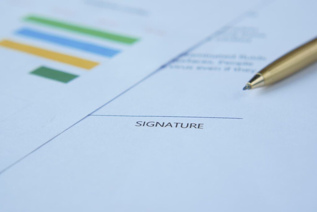 Document de statuts d’association posé sur un bureau, prêt à être signé pour fixer les règles de cotisation.